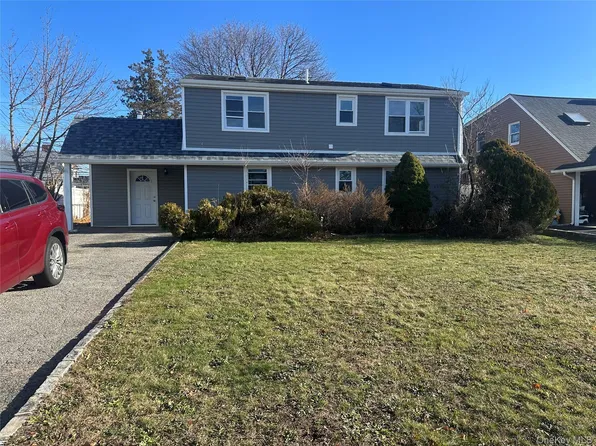 11 Belfry Ln, Hicksville, NY 11801