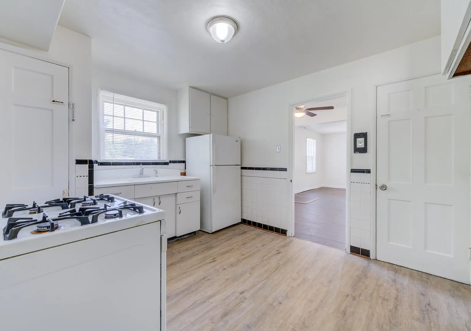 7150 Manette Dr — Photo 3