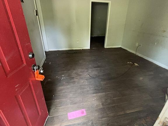 2nd image of 916 Palm St