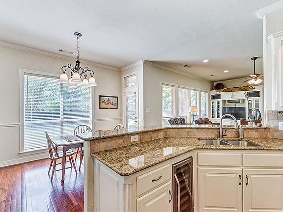 4th image of 605 Logans Ln