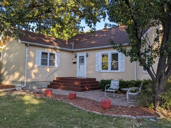 1206 7th St, Wamego, KS 66547