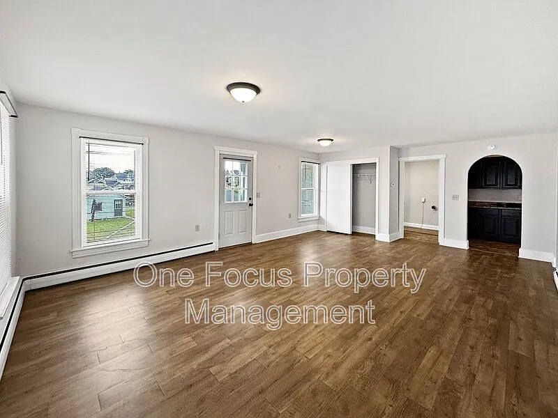 2 bed, 1.0 bath, $1,095 — Photo 3