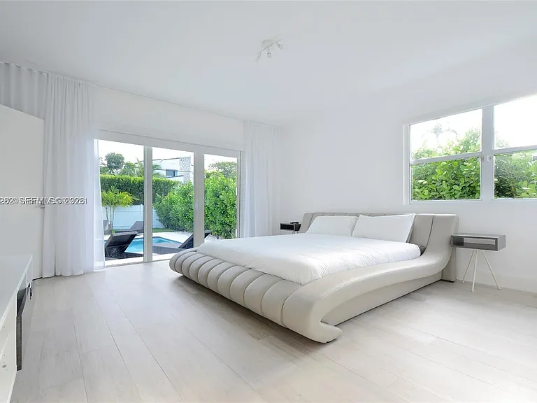 880 N Venetian Dr — Photo 21