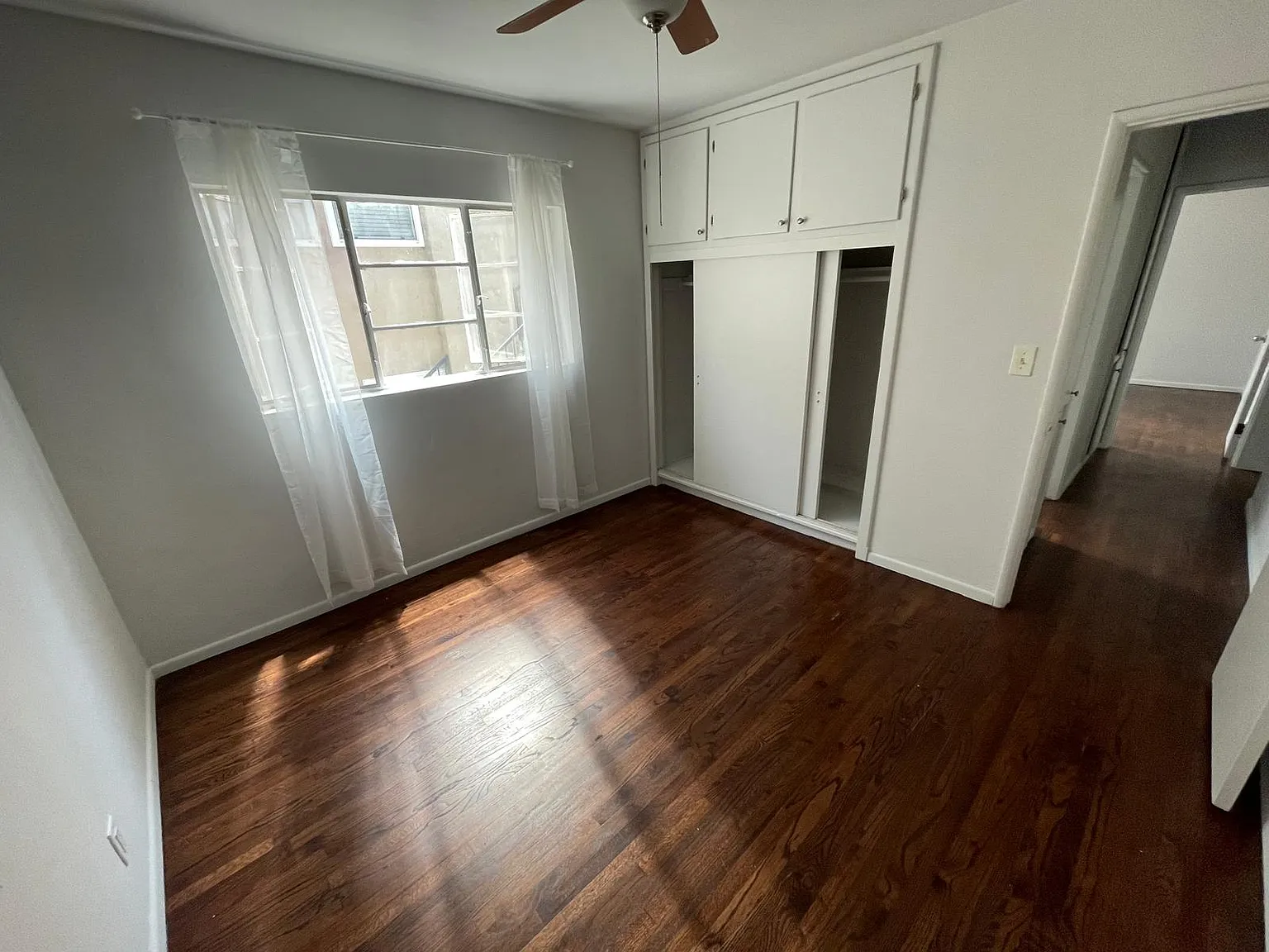 2 bed, 1000 sqft, $2,470 — Photo 4