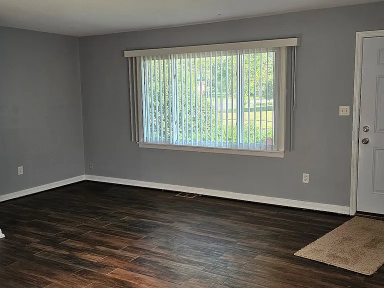 4504 Kingview Ave — Photo 2