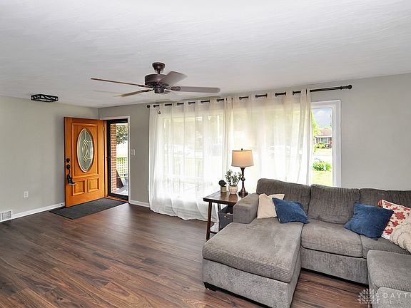 3rd image of 19 Meadowlawn Dr
