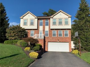 100 Lilac Ct, Oakdale, PA 15071