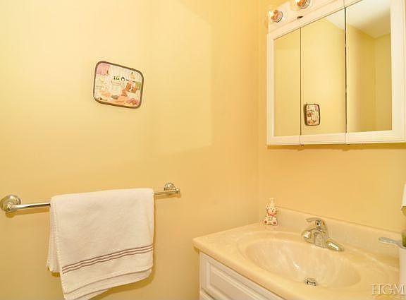 3rd image of 31 Fieldstone Dr