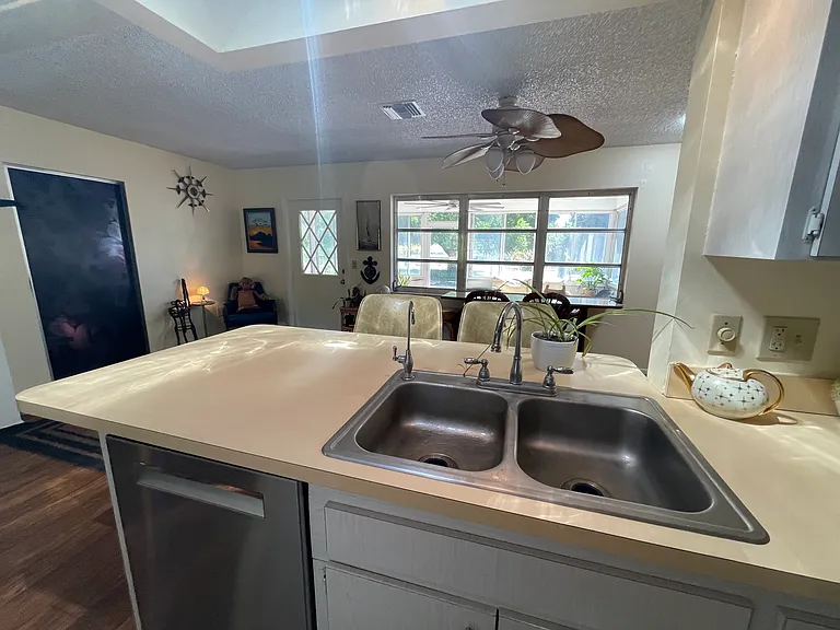 255 S Venice Blvd — Photo 15