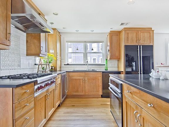 5th image of 118 Winthrop Shore Dr