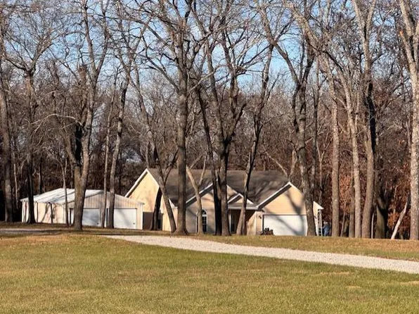 5163 Lakeview Dr, Cameron, MO 64429