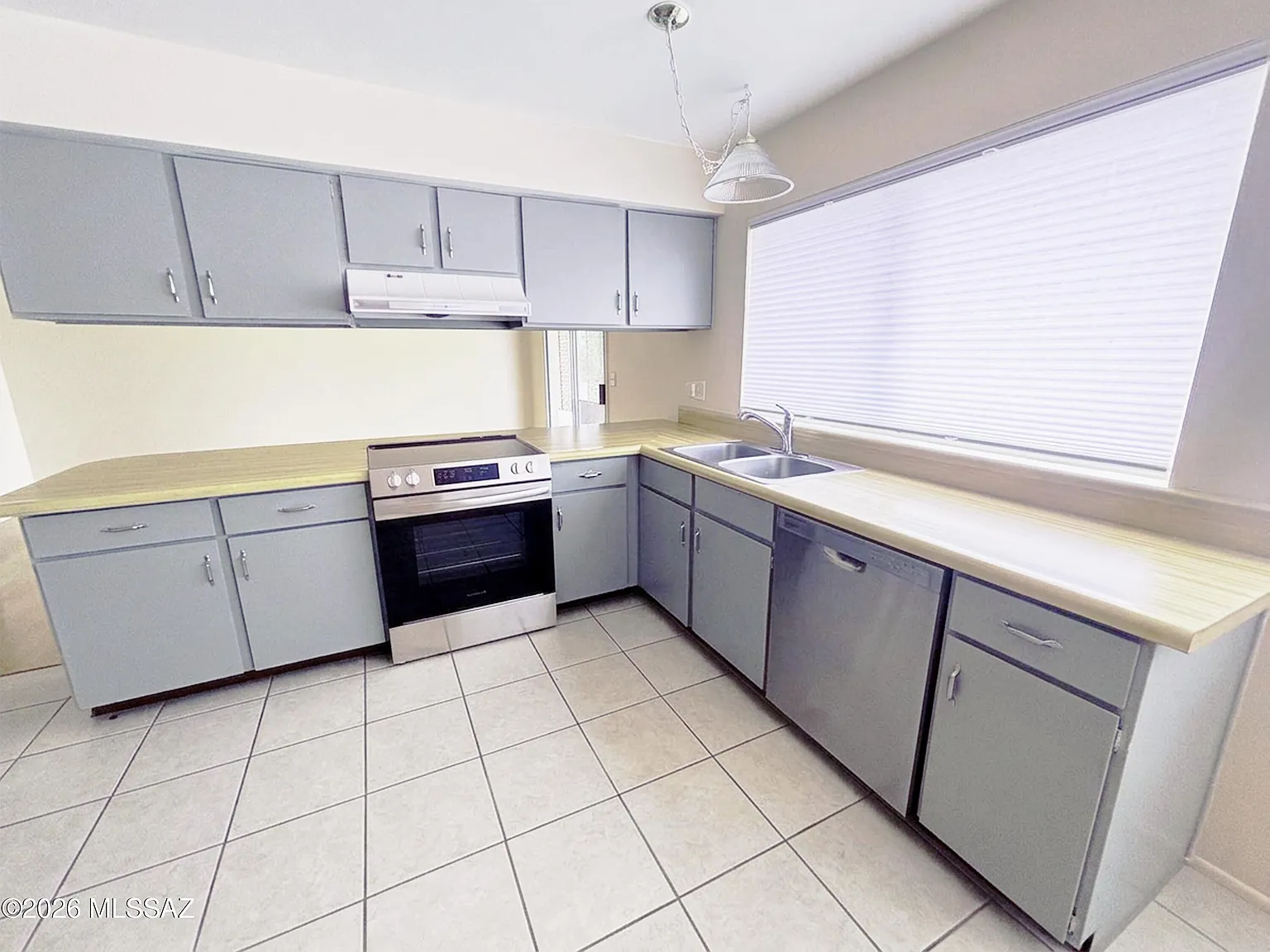3 bed, 2.0 bath, 1627 sqft, $2,800 — Photo 2