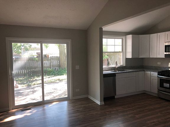 4th image of 30W001 Danbury Dr