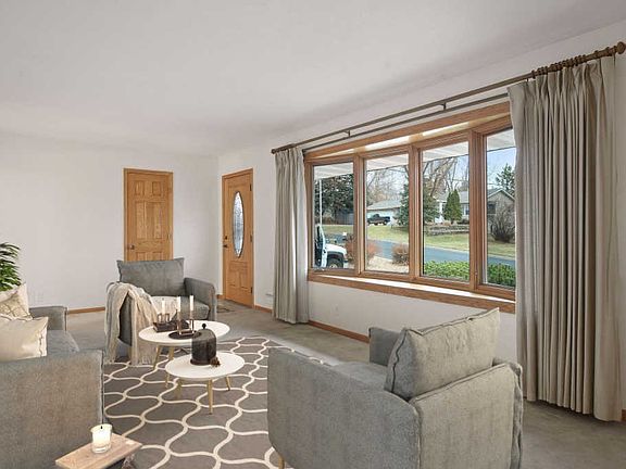 4th image of 8 Mary Ann Ln