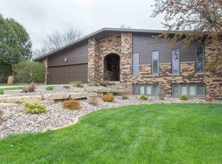 3079 Oak View Ct, Dubuque, IA 52001