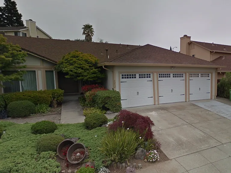 6252 Ridgemont Dr — Photo 1