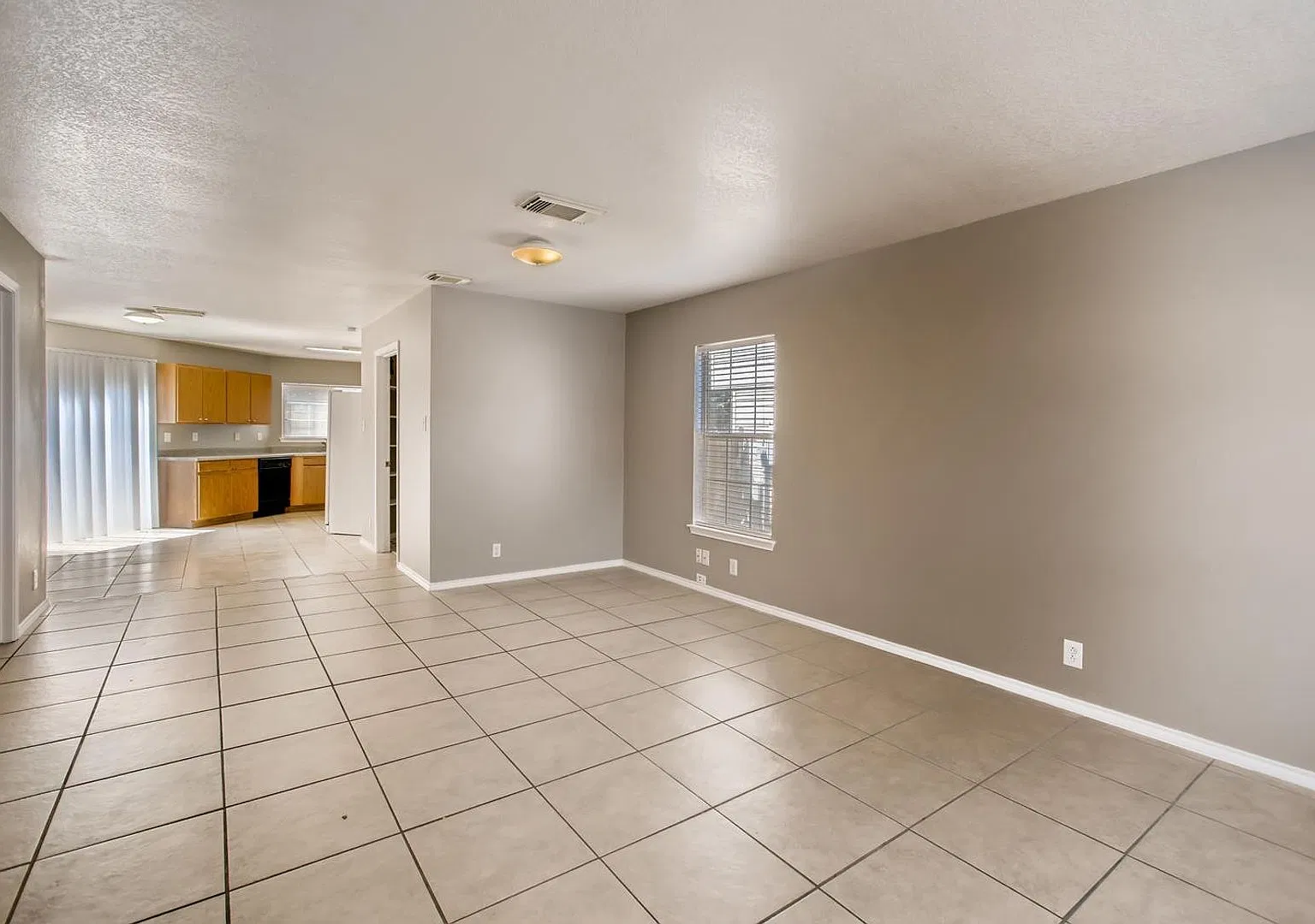 Beautiful 4-Bedroom Home Near Medical Center — Photo 3