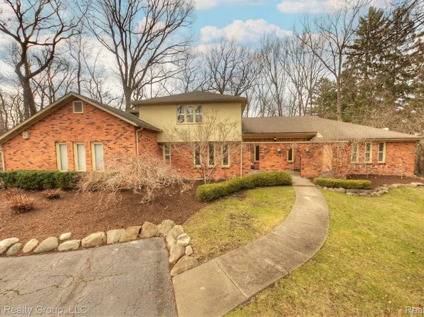 3900 Mystic Valley Dr, Bloomfield Hills, MI 48302