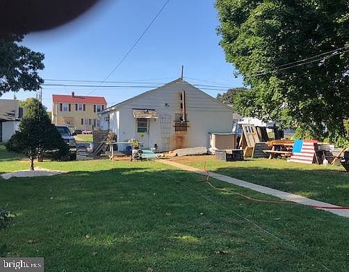 2nd image of 609 W Oak St