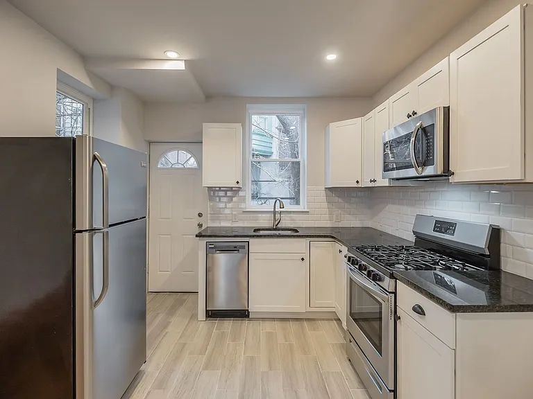 1227 S Peach St — Photo 3