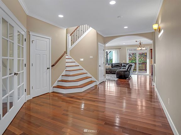 Enter on beautiful hardwood floors that flow throughout the main living areas. This home boasts high-end features and quality finishes.>
