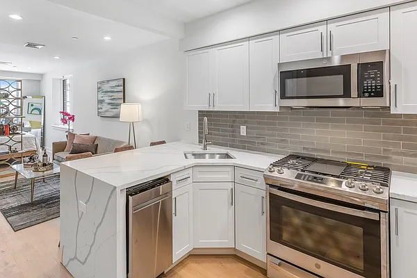 Sold by Amorelli Realty | media 4