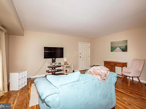 4th image of 1805D William St #B14