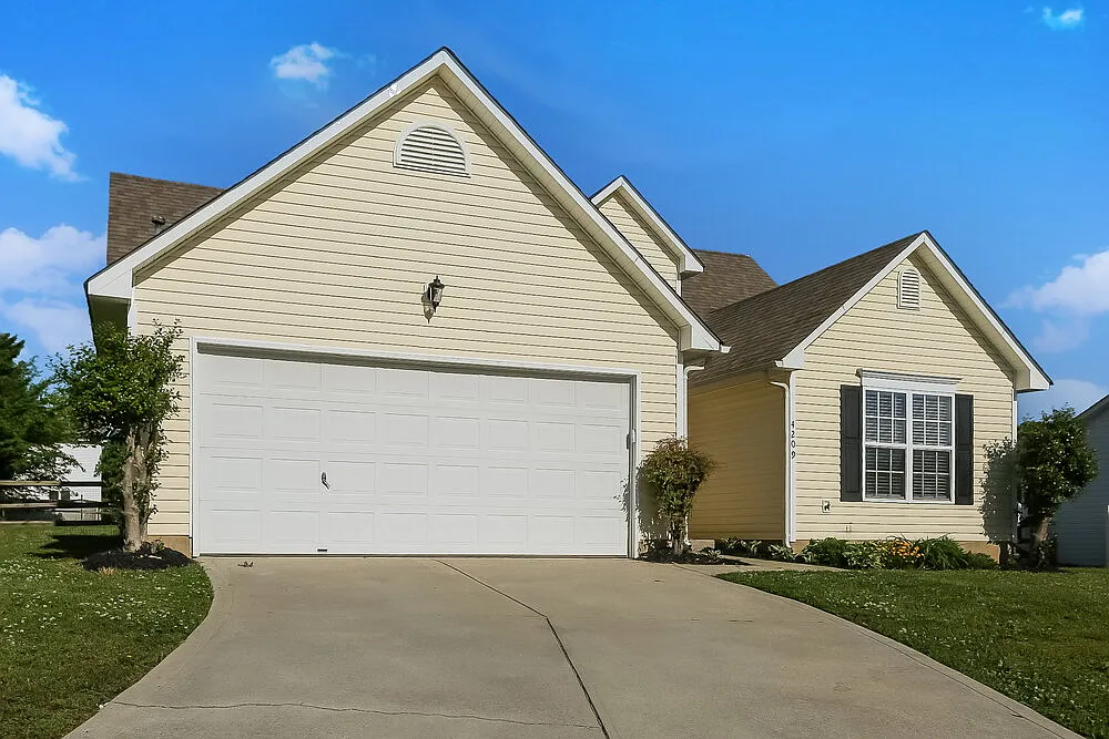 3 bed, 2.0 bath, 1218 sqft, $2,590 — Photo 3