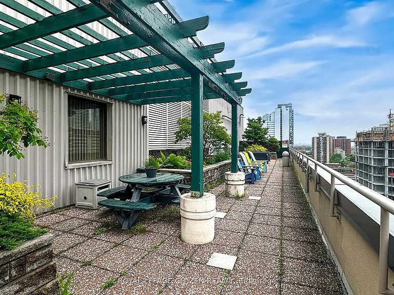 555 Yonge St #302 — Photo 27