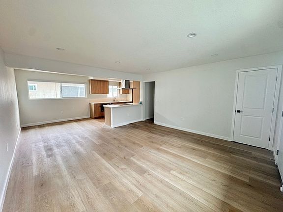 5th image of 1302 Amethyst St APT B