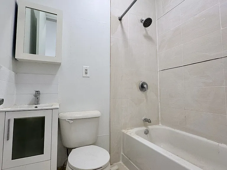88 Menahan St #3R — Photo 7