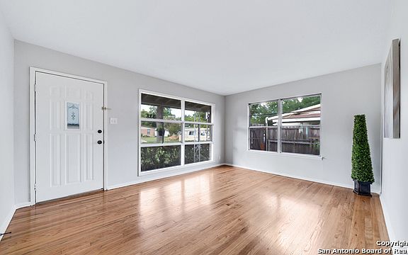 5th image of 338 Dresden Dr