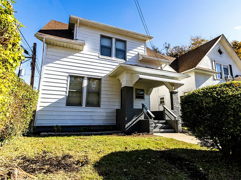 922 Charles Ct — Photo 2
