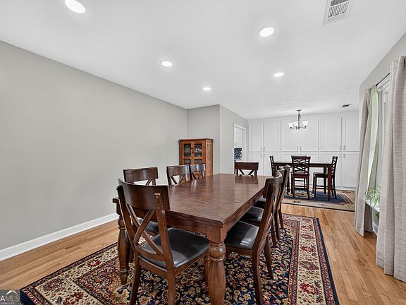 5th image of 104 E Oak St