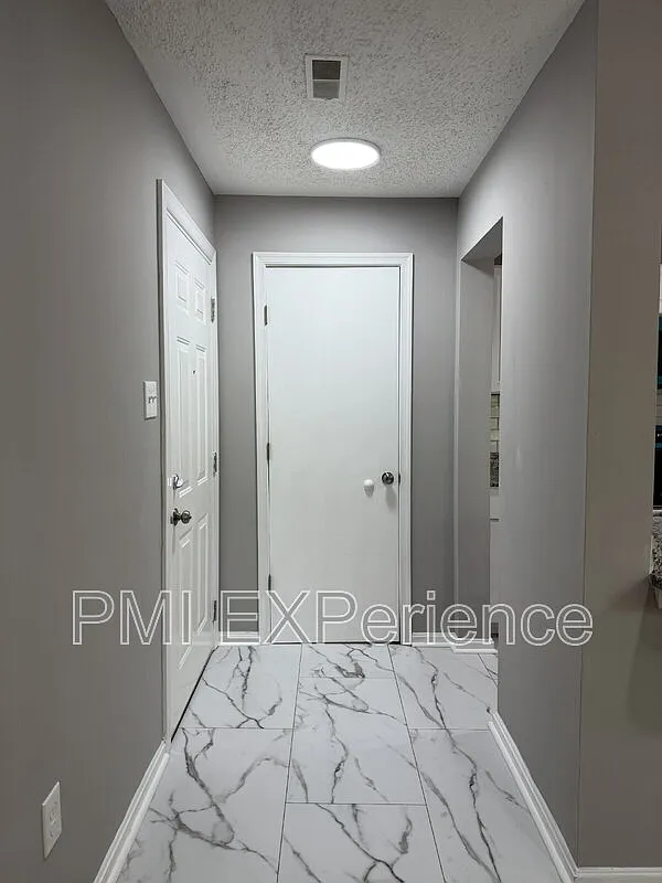 3 bed, 2.0 bath, 978 sqft, $2,450 — Photo 3