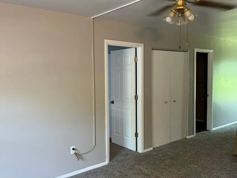 307 N Prairieview Rd — Photo 18