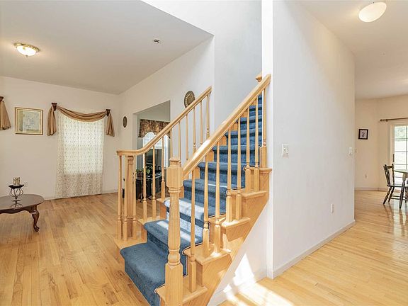 3rd image of 19 Hartstone Dr