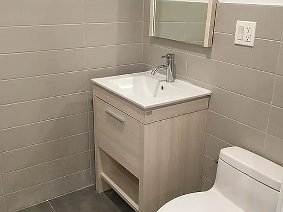 4th image of 829 Jefferson Ave #1F
