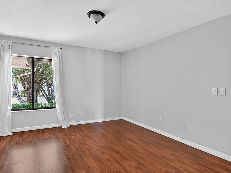 301 Club Cir #208 — Photo 20