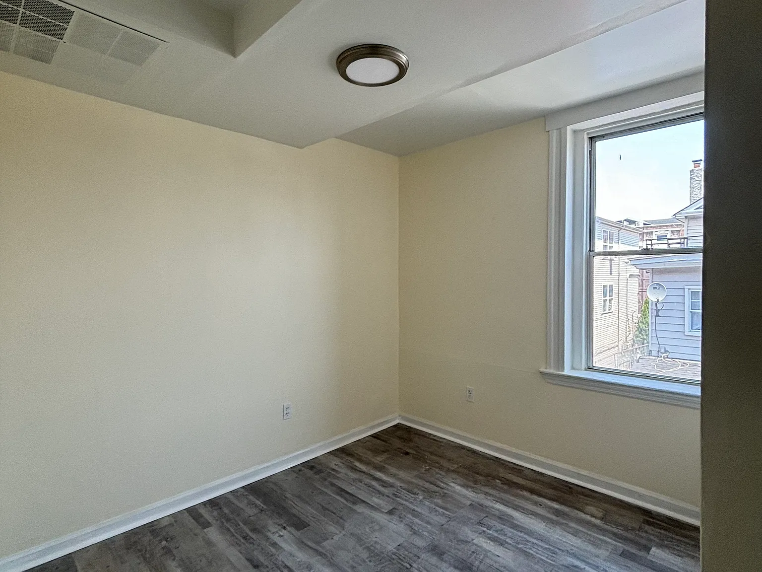 84 2nd St — Photo 3