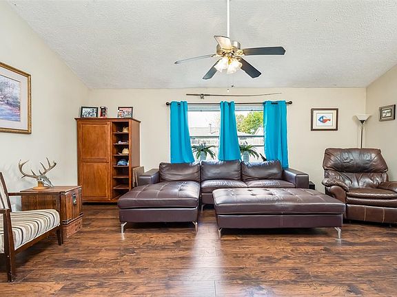 3rd image of 4926 Meadow Place Dr