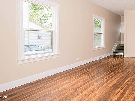 4th image of 267 Chestnut St