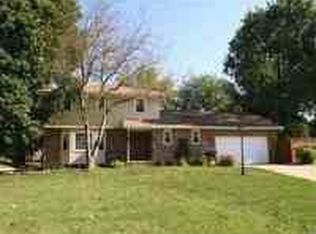 2110 Meadow Brook Rd, Davenport, IA 52807