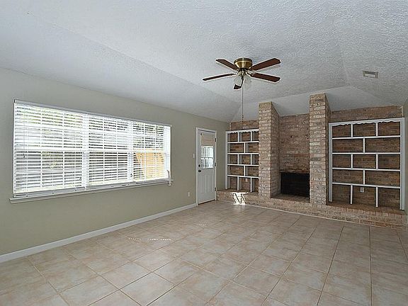 3rd image of 2222 Cherry Bend Dr