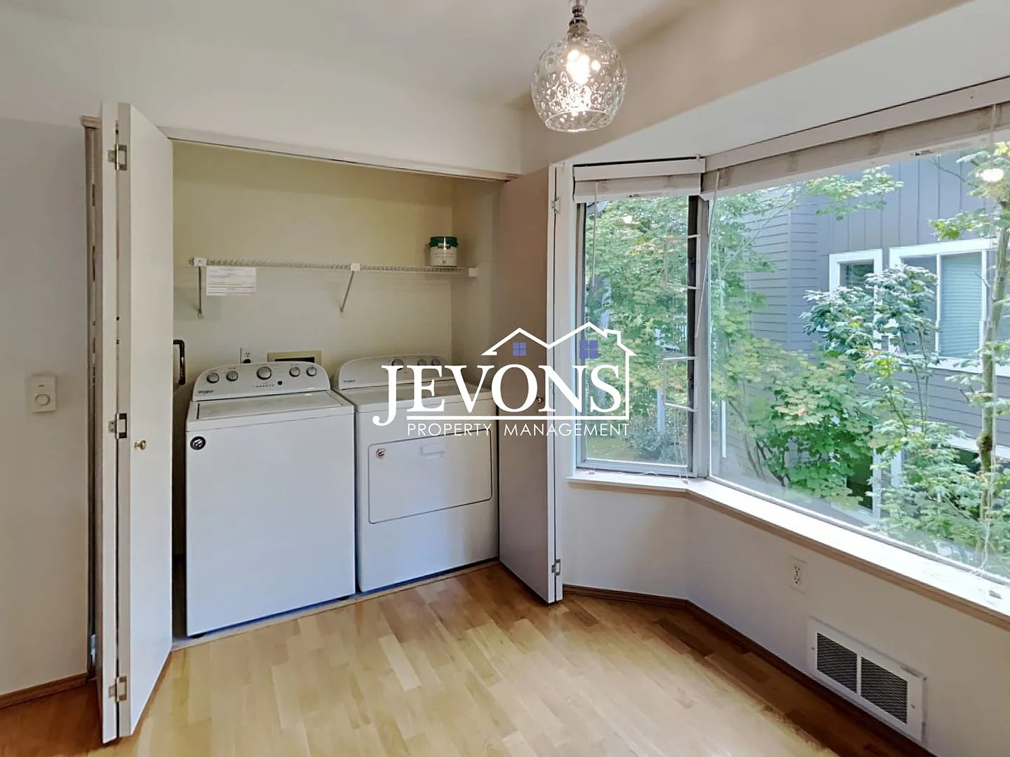 Fabulous 2 Bedrooms, 2 Bathroom, Top-Floor Condo in Klahanie — Photo 3