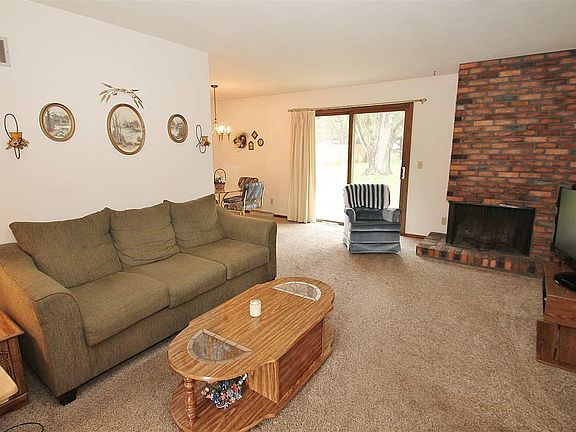 4th image of 449 Chicory St
