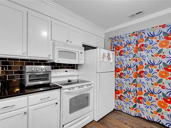 3rd image of 917 Georgetown St