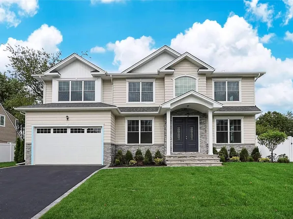 2 College Lane, Westbury, NY 11590