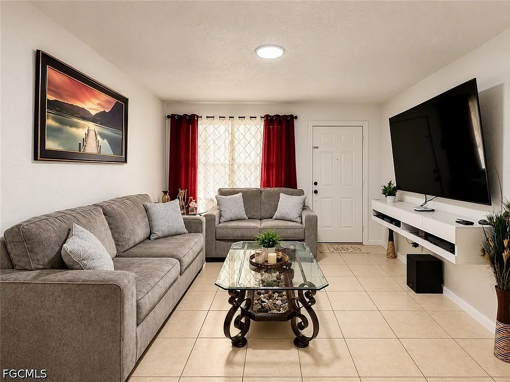 2 bed, 1.0 bath, 812 sqft, $1,500 — Photo 2