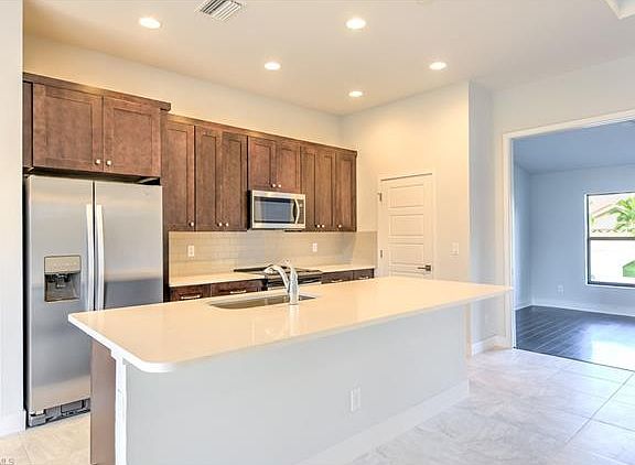 5th image of 614 SE 15th Ter